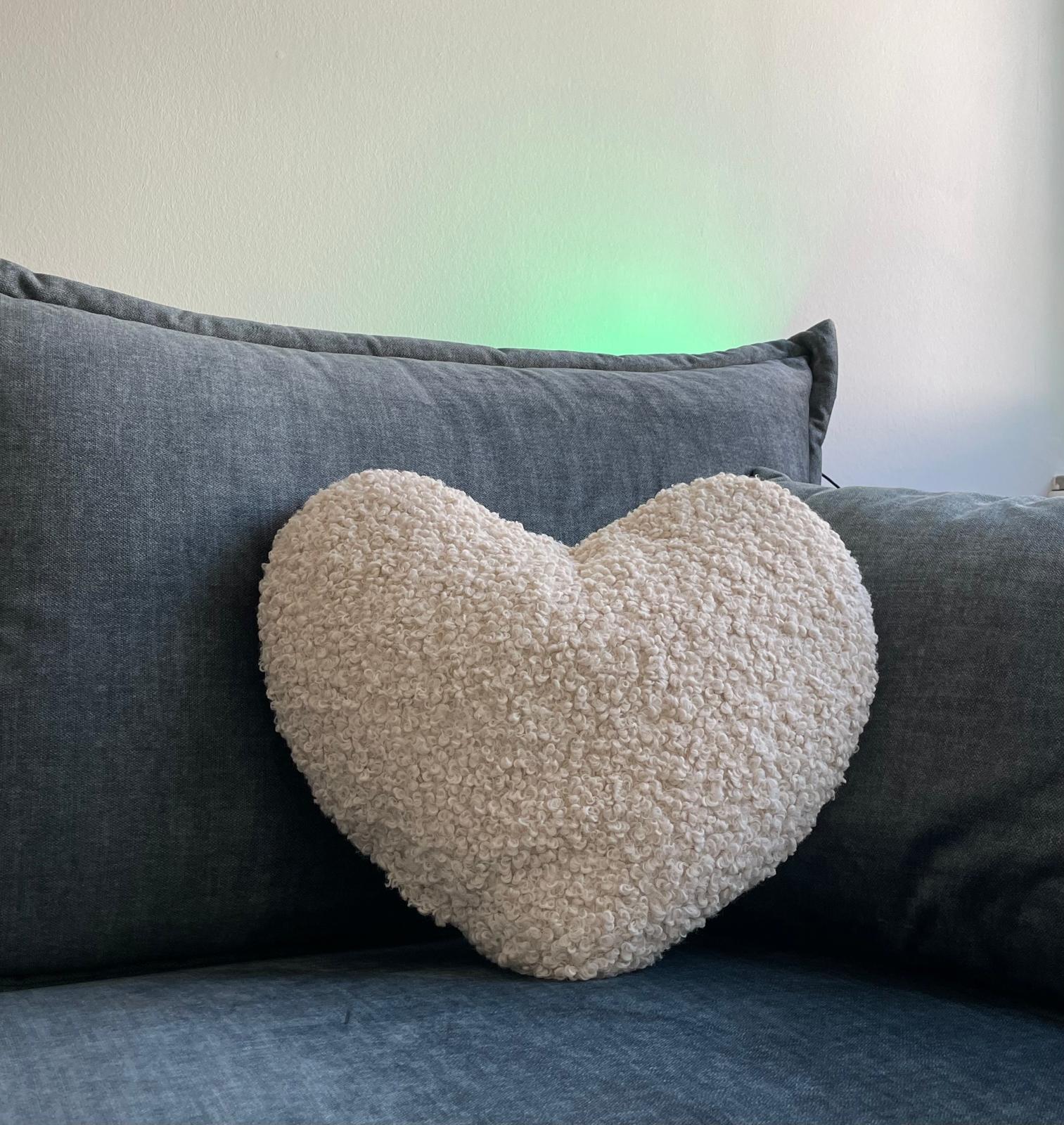 Spirituelle Beratung in Unna und online, Bild mit Couch und Herzkissen